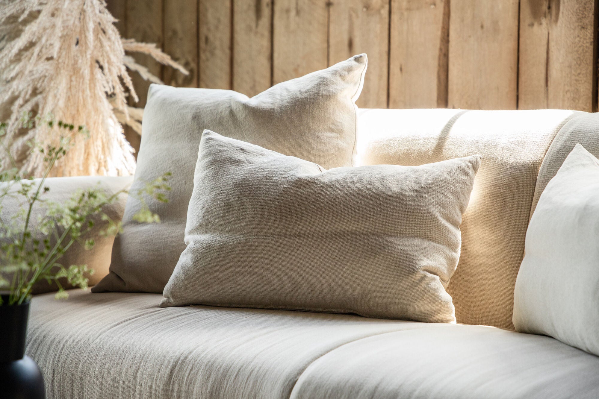 Vind Öckerö Sofa - White / Beige Linen - vivahabitat.com