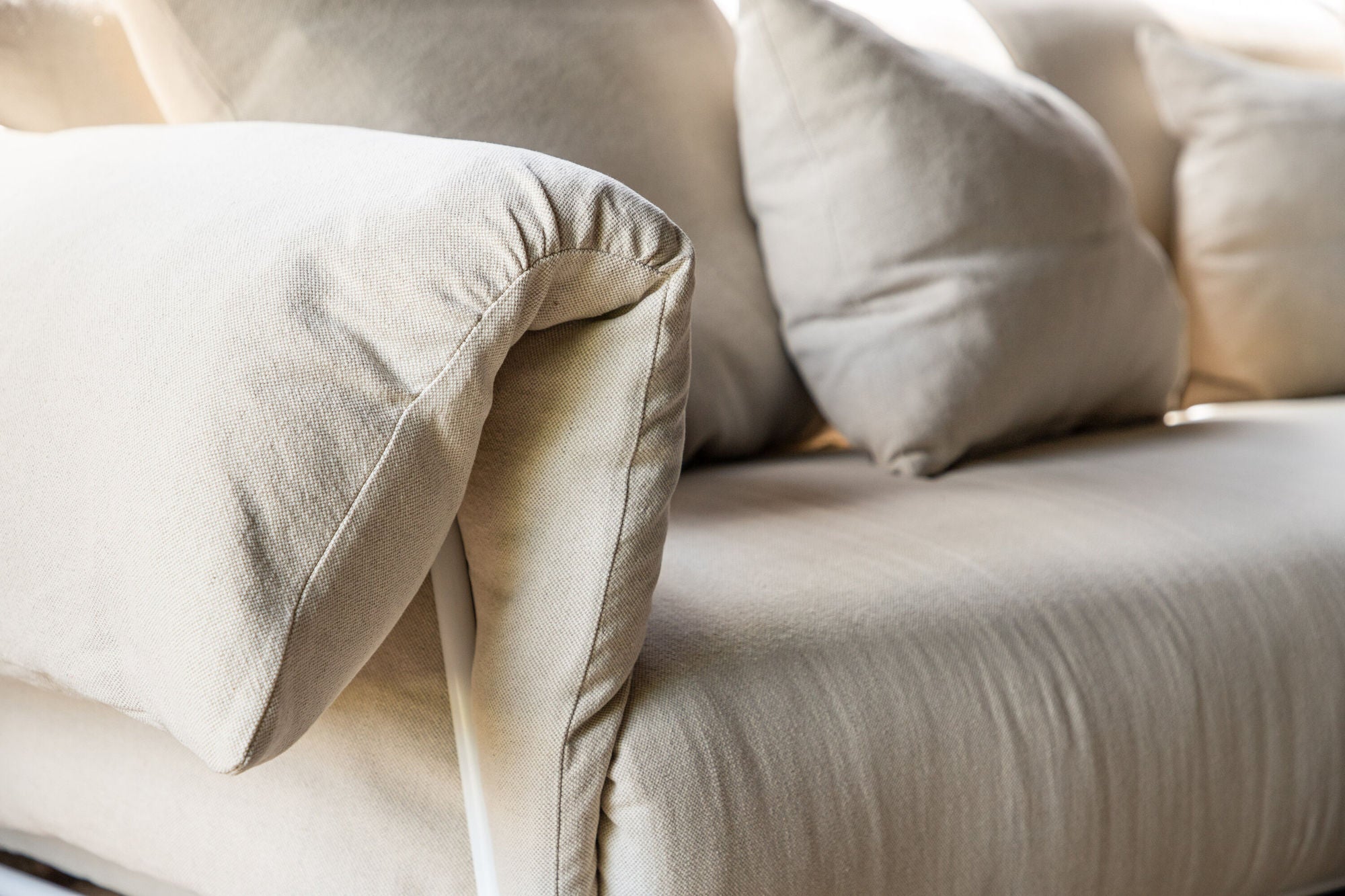 Vind Öckerö Sofa - White / Beige Linen - vivahabitat.com