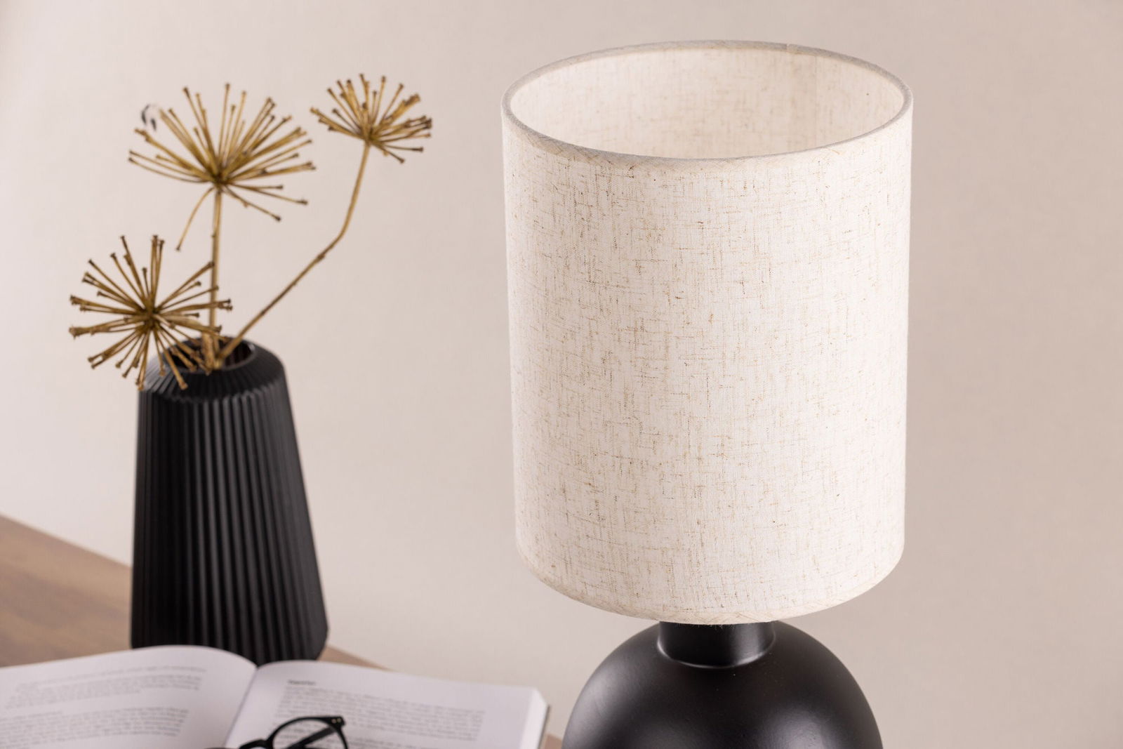 Vind Mysterna Table Lamp - Black / Fabric Beige - vivahabitat.com