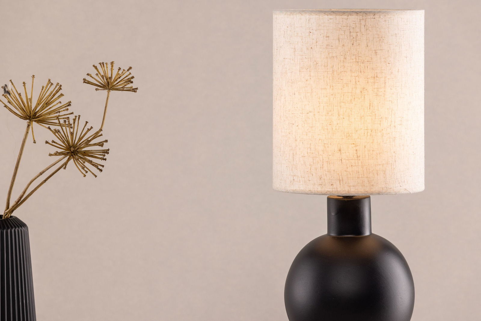 Vind Mysterna Table Lamp - Black / Fabric Beige - vivahabitat.com