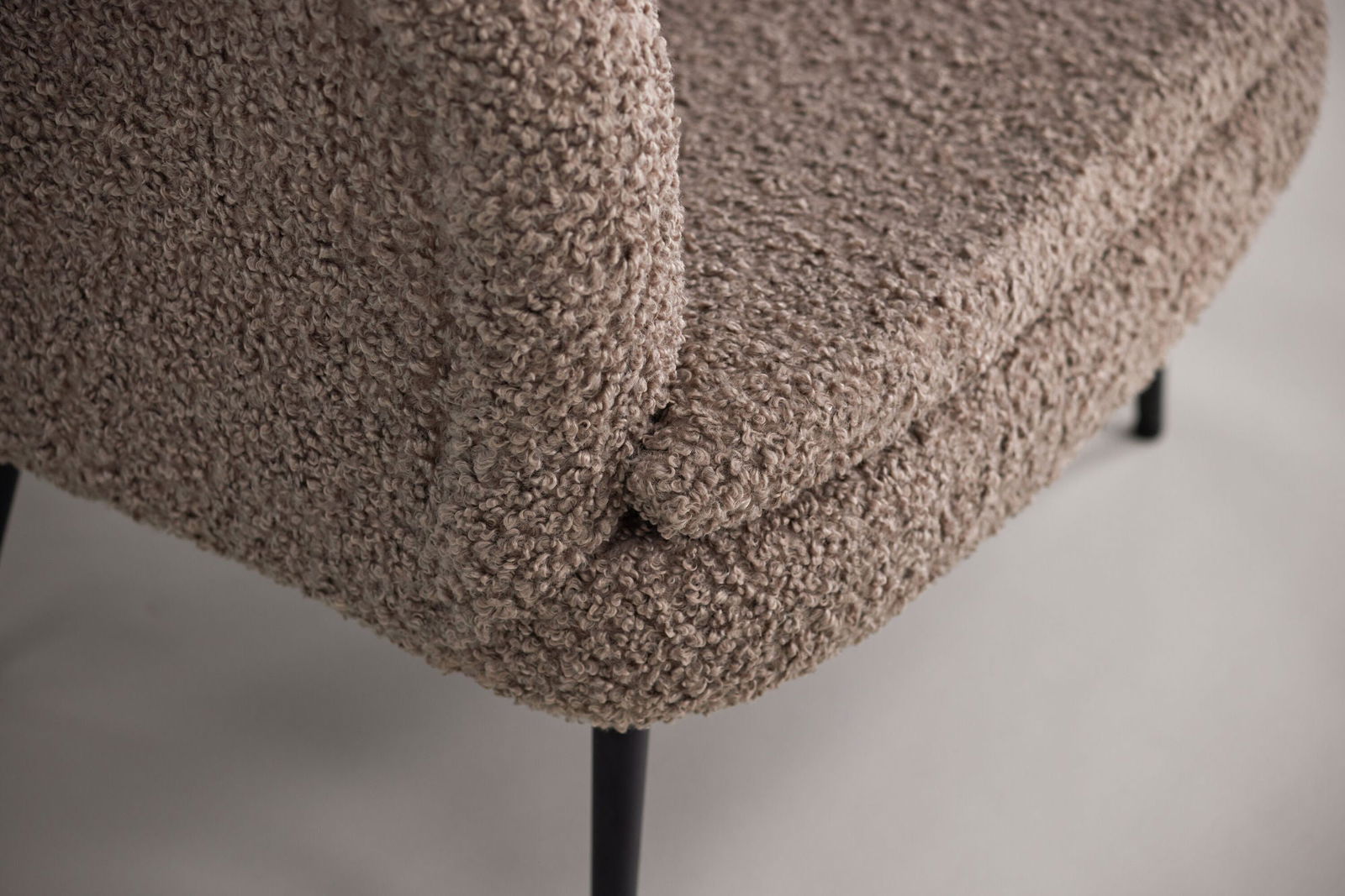 Vind Nordkoster Single Sofa - Matte Black / Dark Beige Teddy - vivahabitat.com